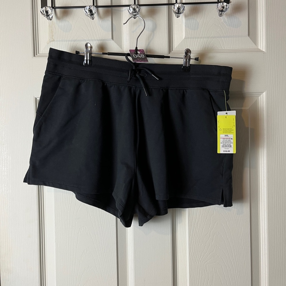 48. All in motion 2x shorts with pockets